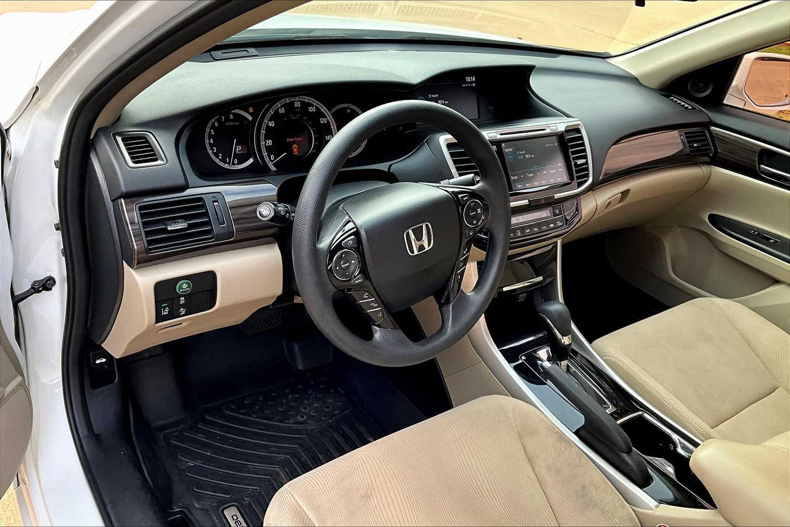 2017 Honda Accord EX photo 14