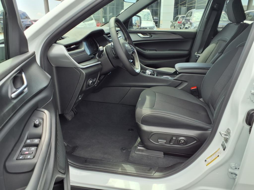 2025 Jeep Grand Cherokee Laredo X photo 15