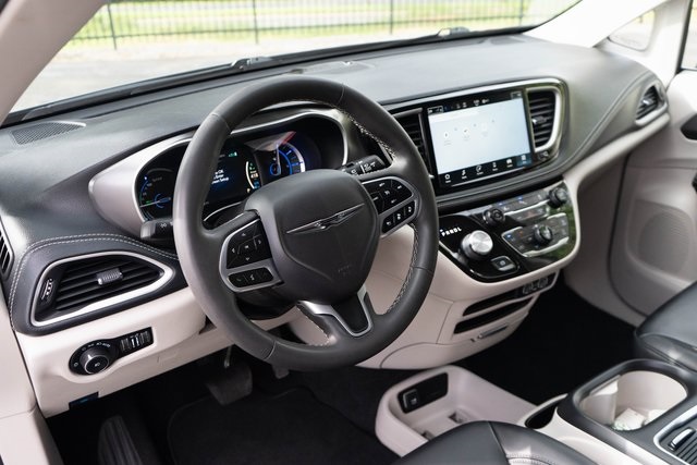 2023 Chrysler Pacifica Hybrid Touring L photo 3