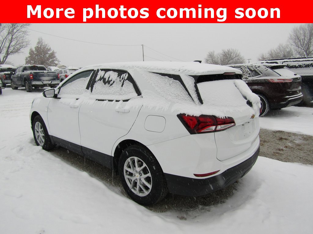 2022 Chevrolet Equinox LS photo 2