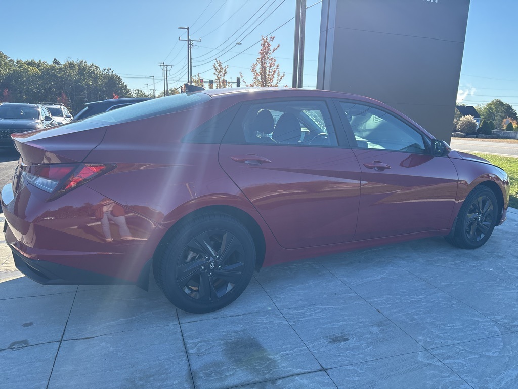 2022 Hyundai Elantra SEL photo 4