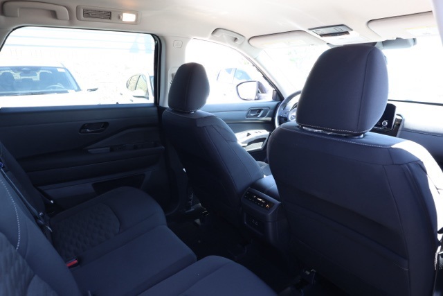 2025 Nissan Pathfinder SV photo 16
