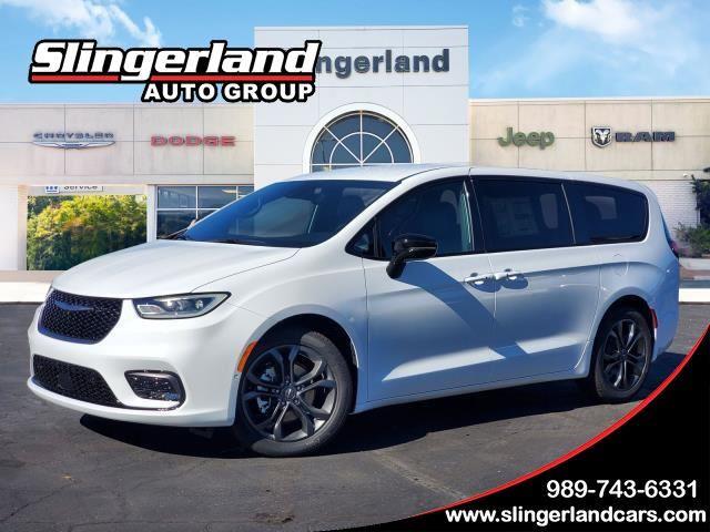 2026 Chrysler Pacifica Select's photo