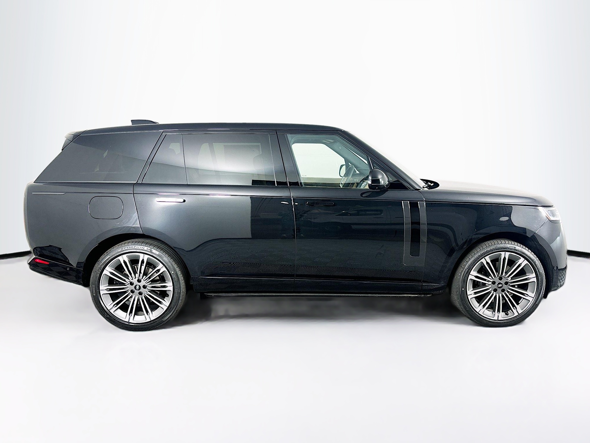 2025 Land Rover Range Rover SE photo 4