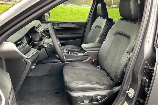 2025 Jeep Grand Cherokee Altitude photo 10