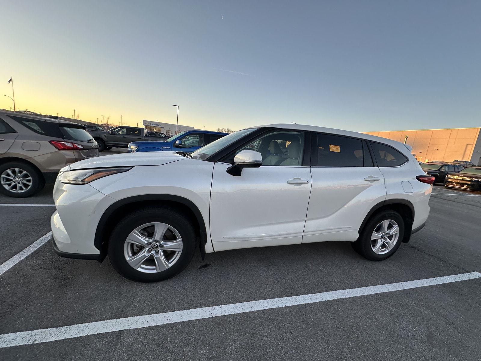 Used 2020 Toyota Highlander LE with VIN 5TDBZRBH9LS051679 for sale in Kansas City