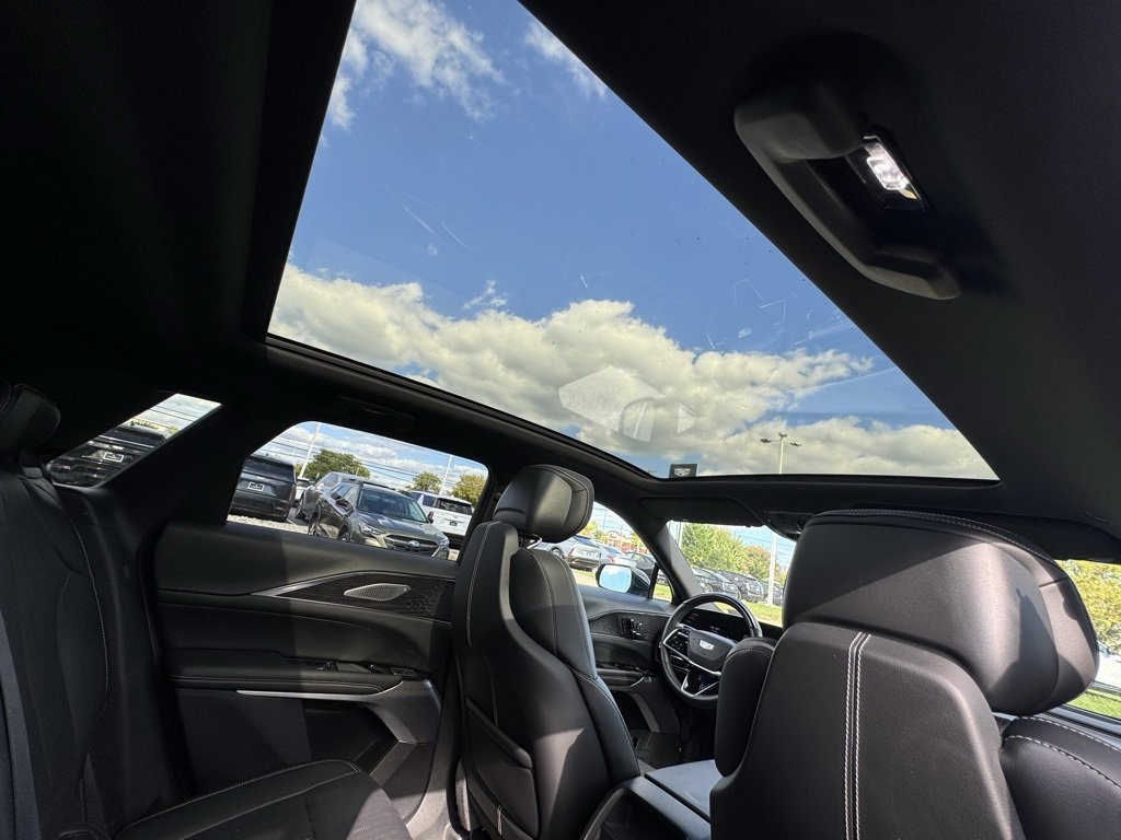 2023 Cadillac Lyriq Luxury photo 2