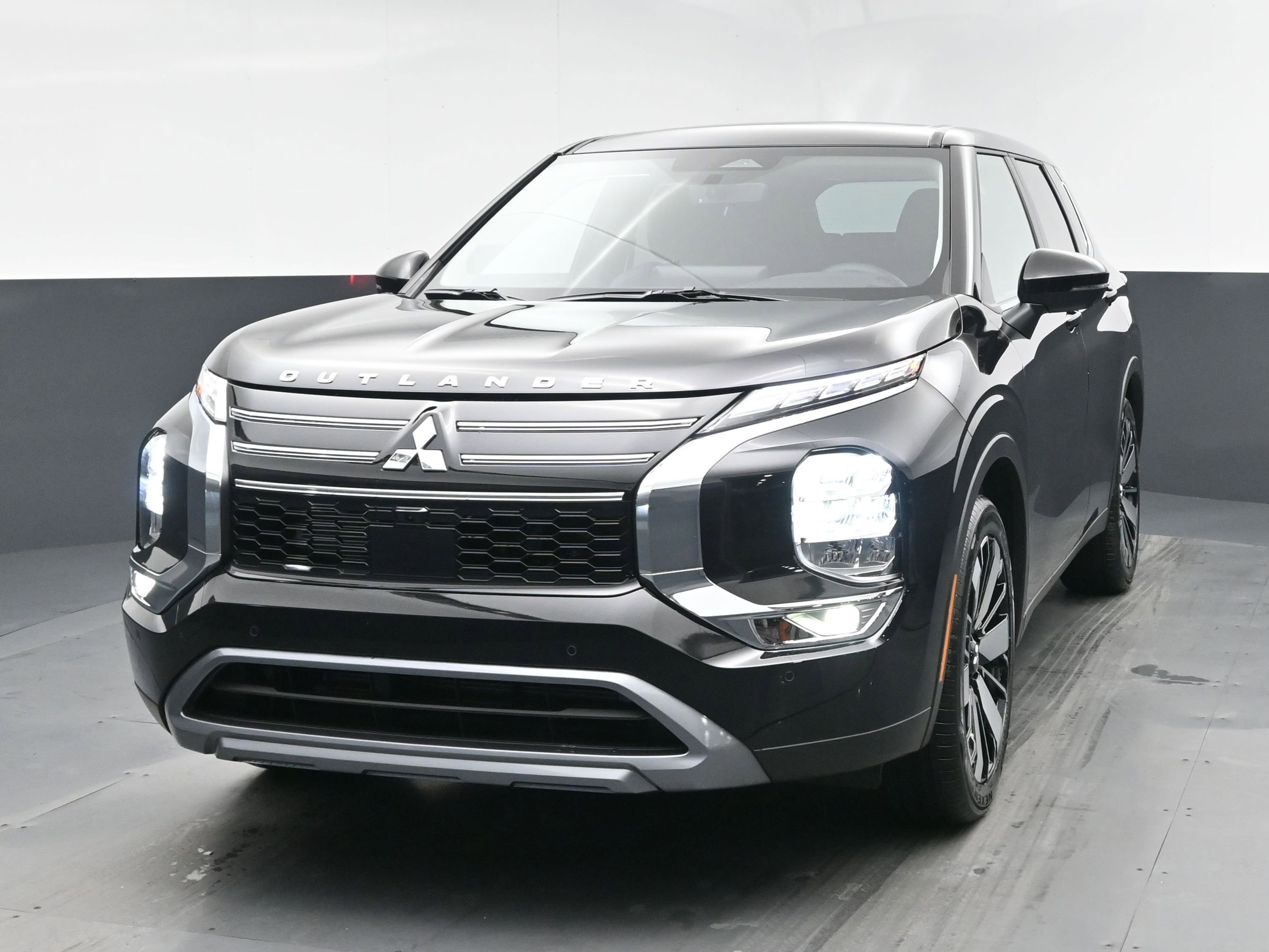 2026 Mitsubishi Outlander SE's photo