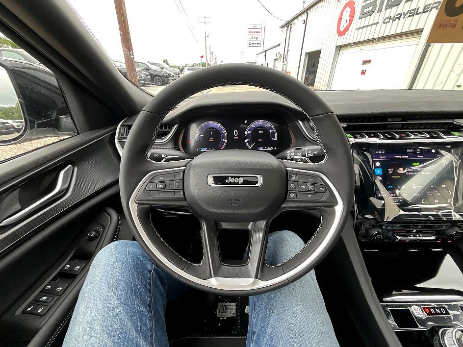 2025 Jeep Grand Cherokee Laredo Altitude photo 23