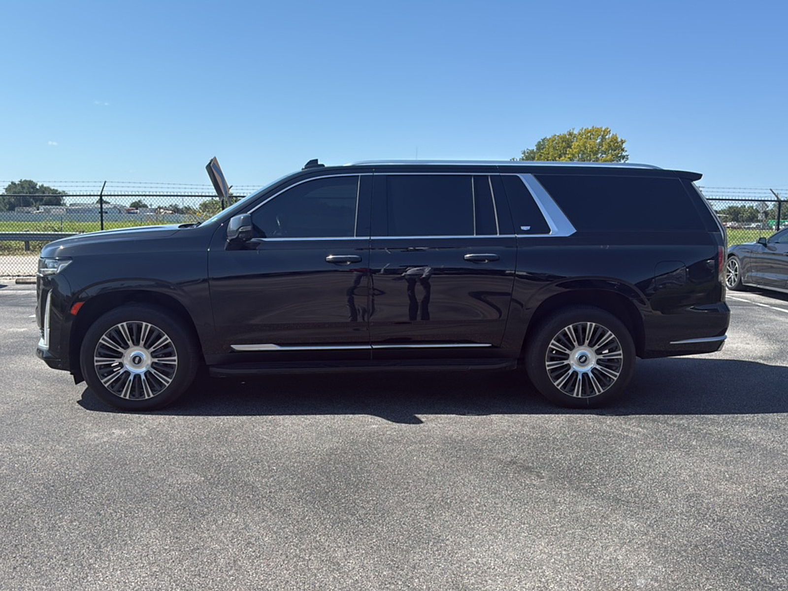 2021 Cadillac Escalade ESV Premium Luxury photo 2