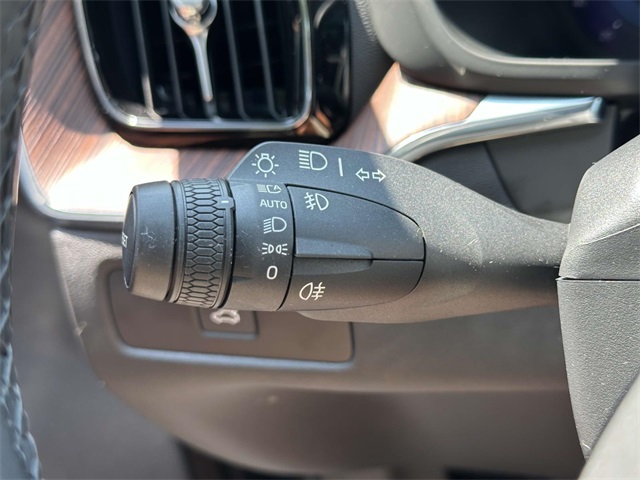 2023 Volvo XC60 B5 Plus photo 25