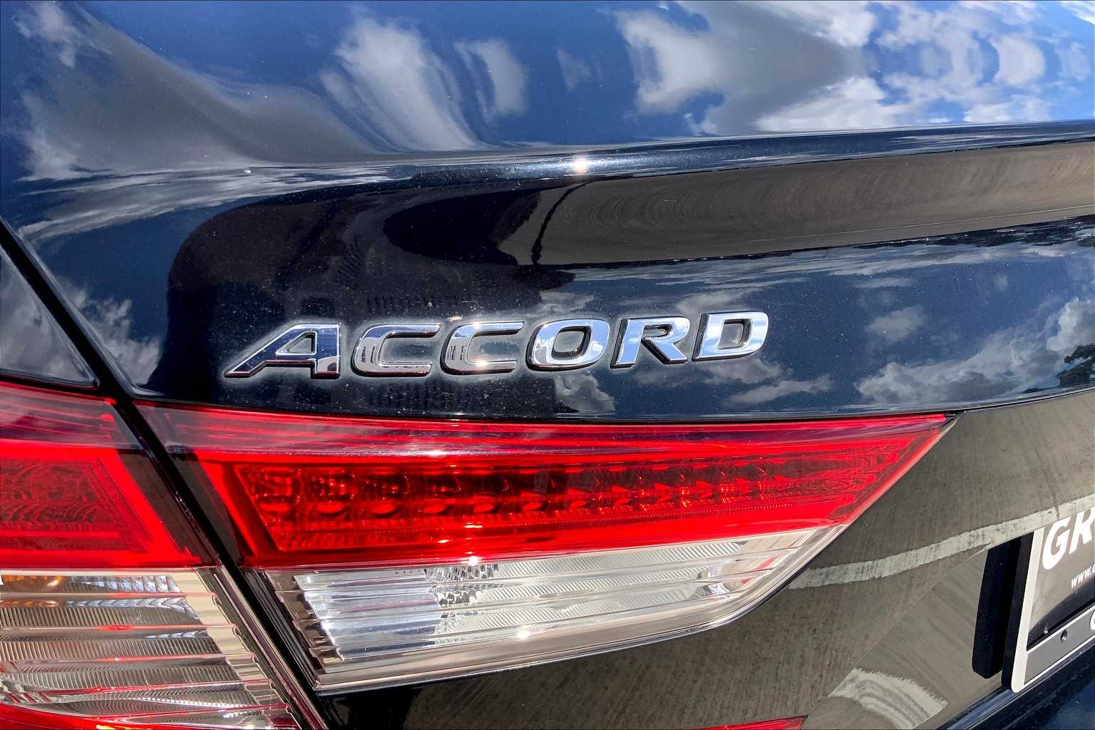 2018 Honda Accord Touring 1.5T photo 27