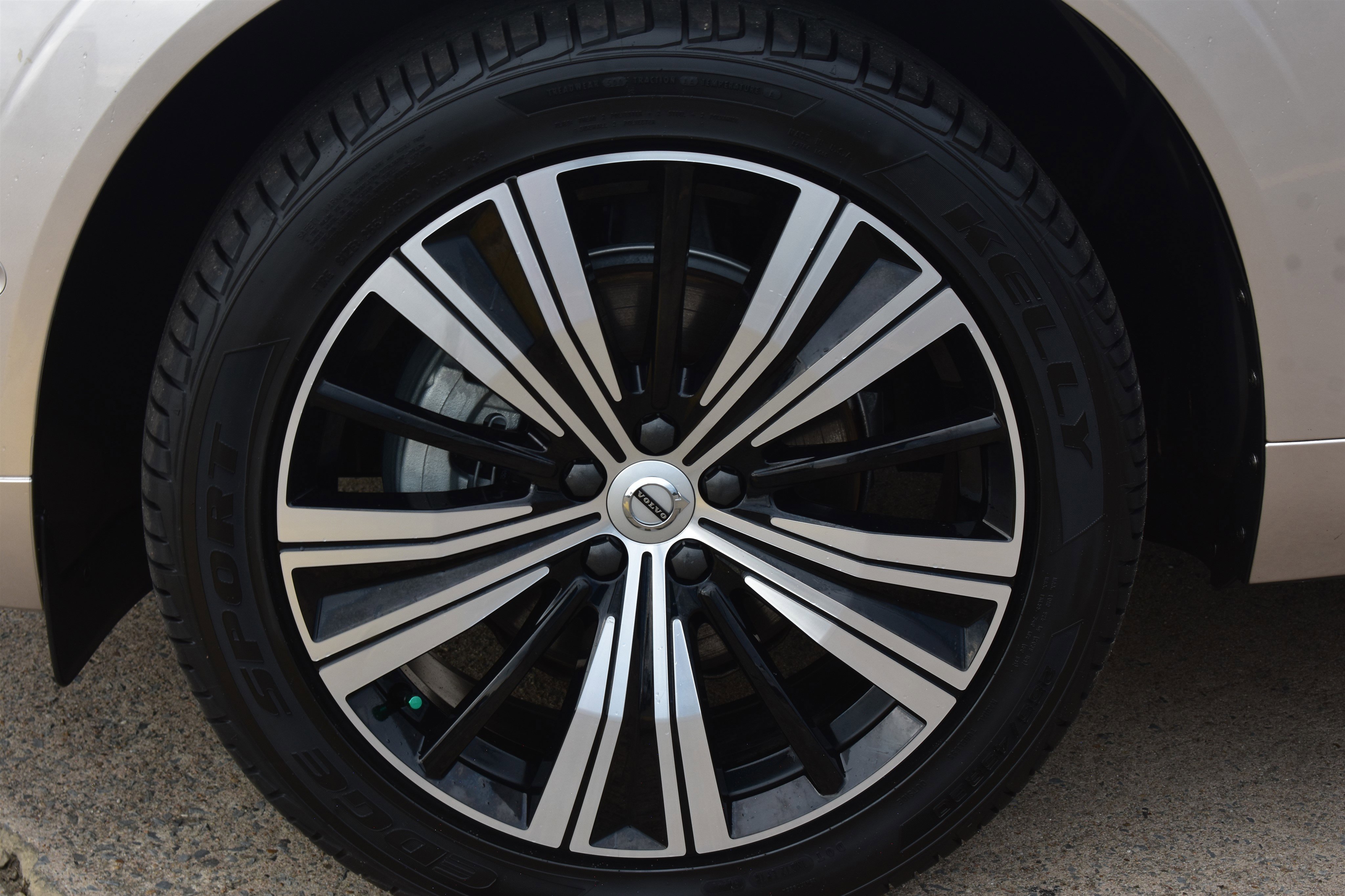 2023 Volvo XC60 B5 Plus photo 4
