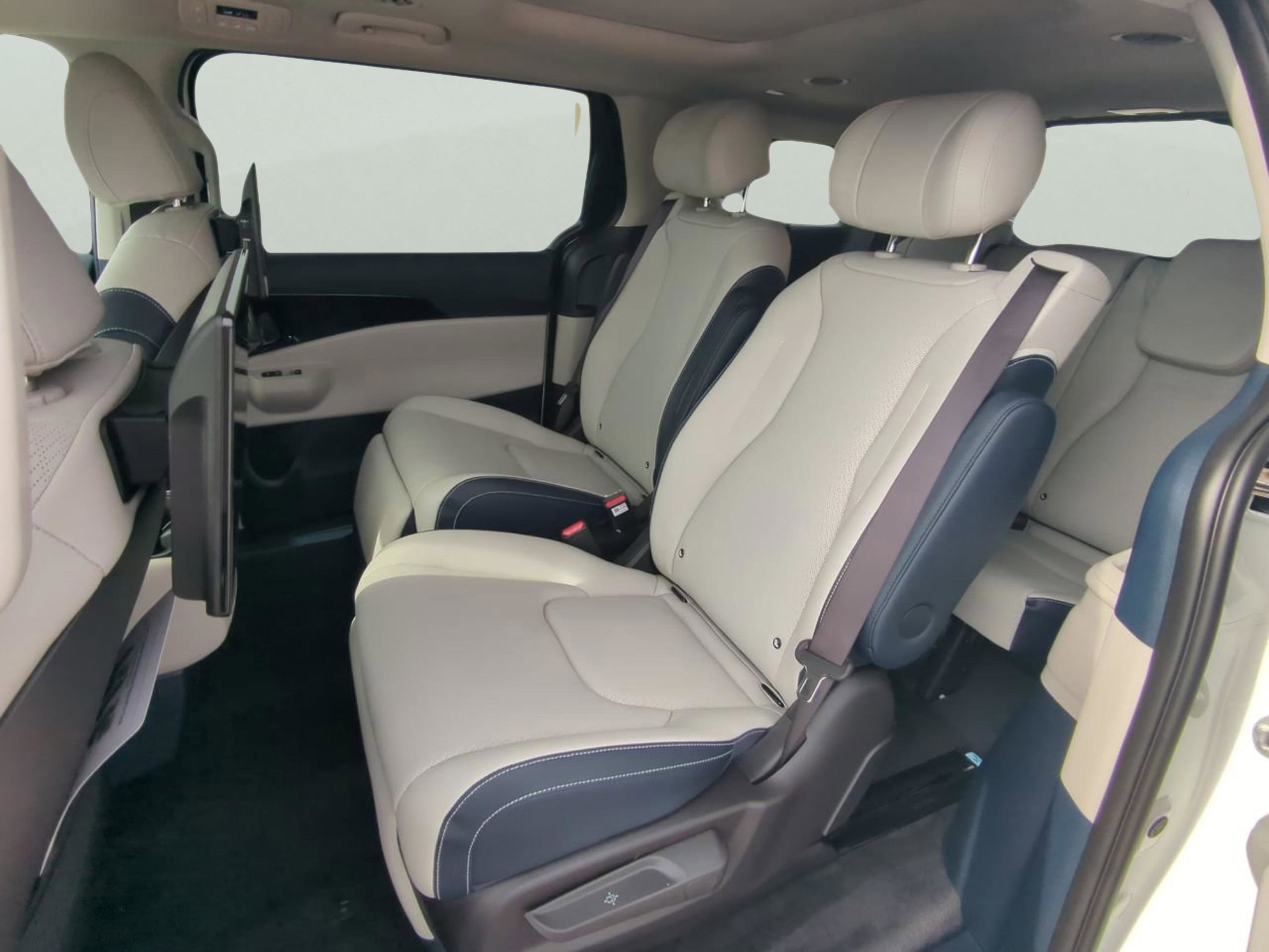 2026 Kia Carnival SX Prestige photo 13