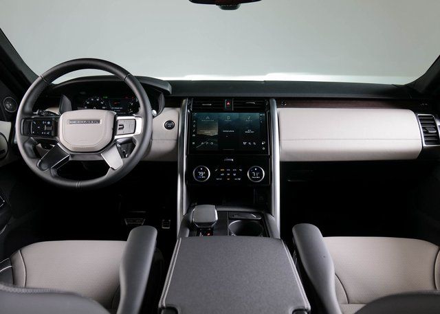 2024 Land Rover Discovery SE photo 4