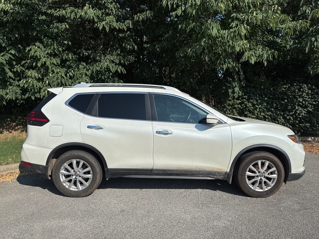 2018 Nissan Rogue SV photo 2