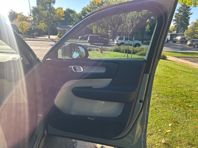 2025 Volvo XC40 Plus photo 17