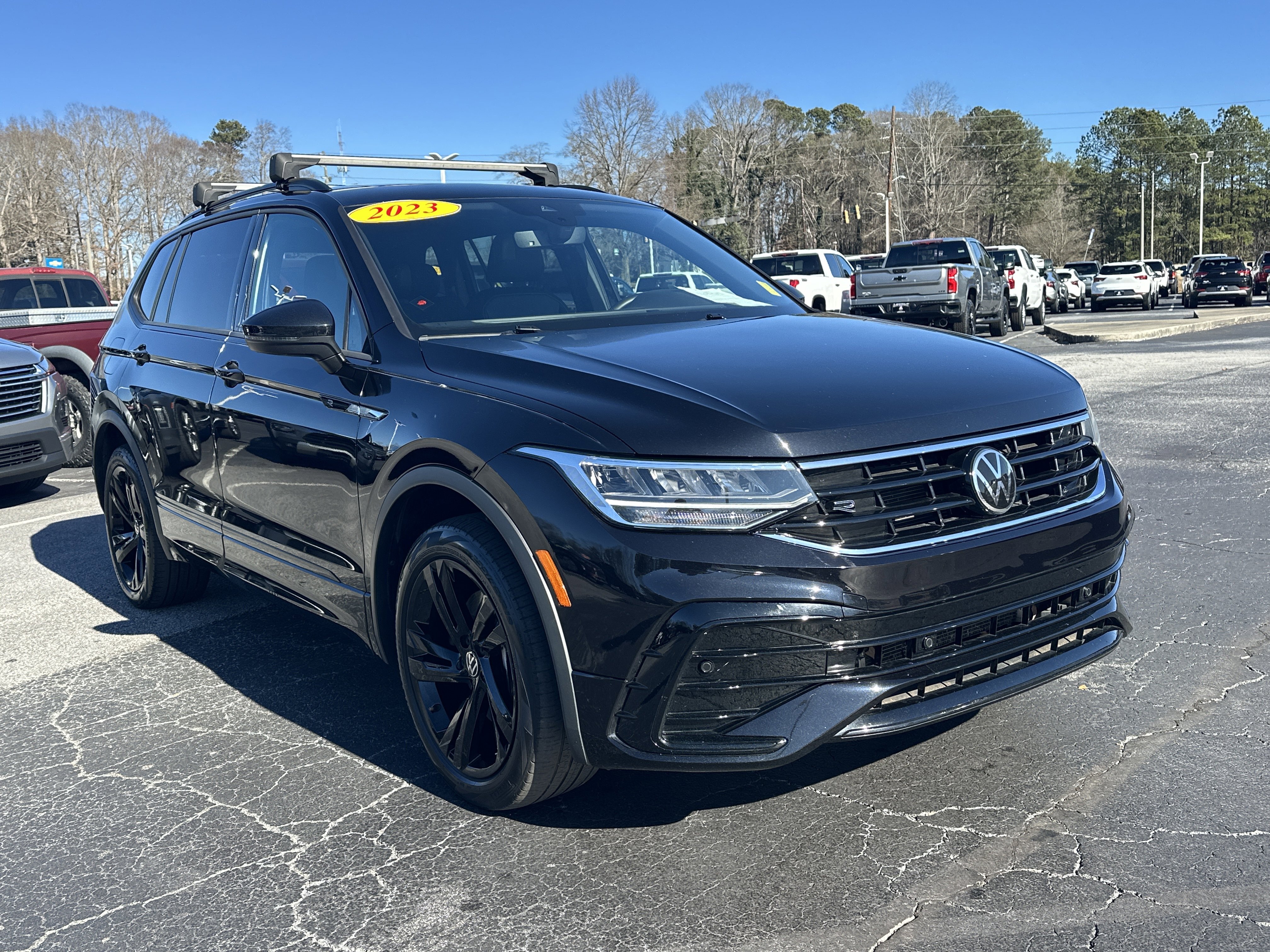 2023 Volkswagen Tiguan SE R-LINE BLACK's photo