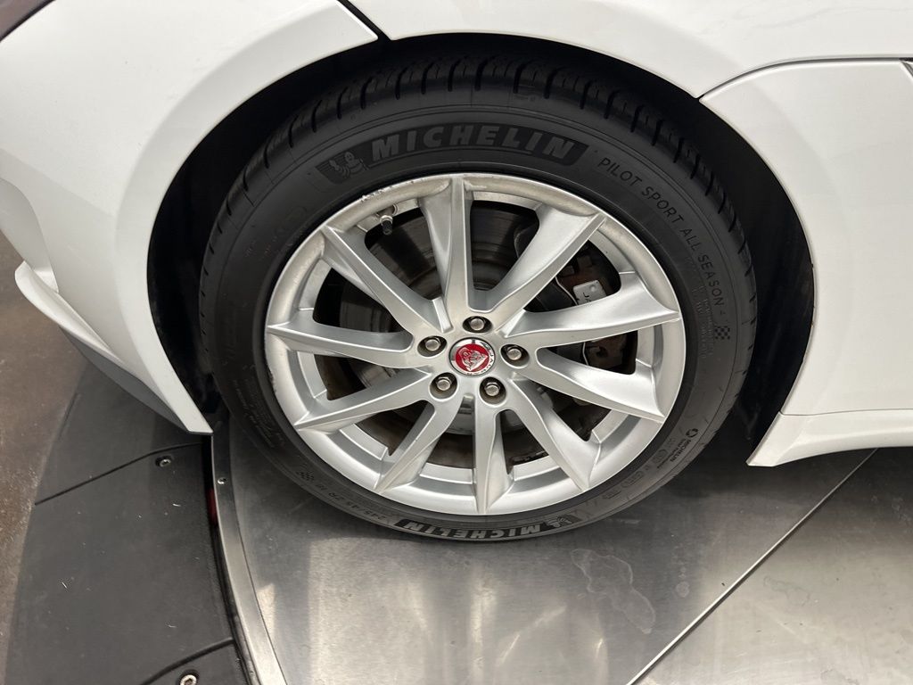 2017 Jaguar F-TYPE Premium photo 22
