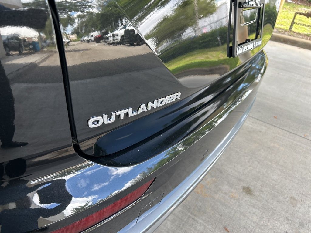 2025 Mitsubishi Outlander Black Edition photo 19