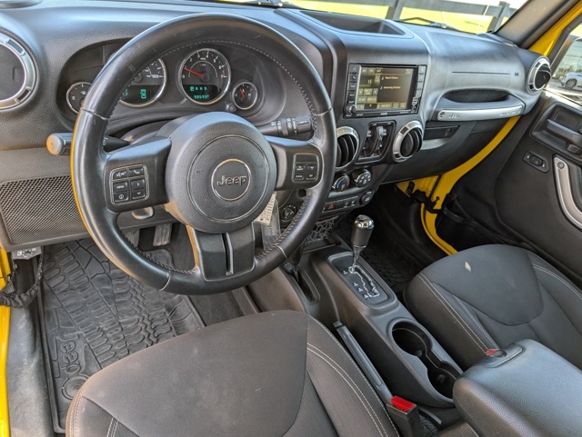 2015 Jeep Wrangler Unlimited Sahara photo 3
