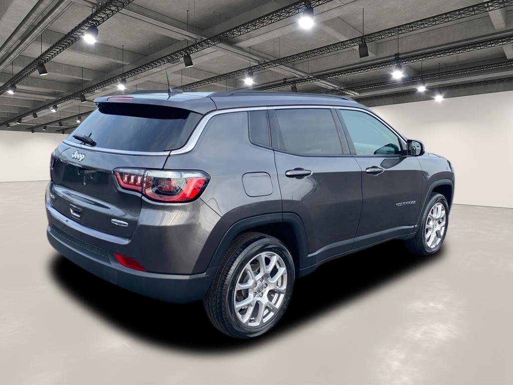 2022 Jeep Compass Latitude Lux photo 6