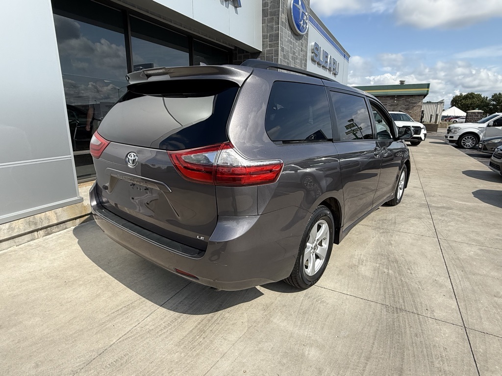 2020 Toyota Sienna LE photo 2