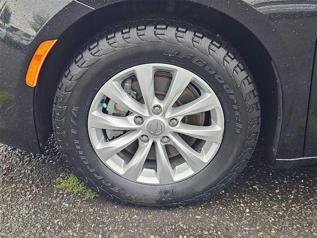 2019 Chrysler Pacifica Touring L photo 32