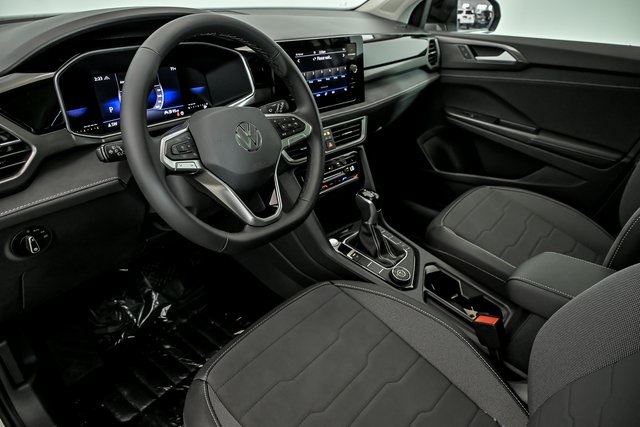2025 Volkswagen Taos SE photo 4