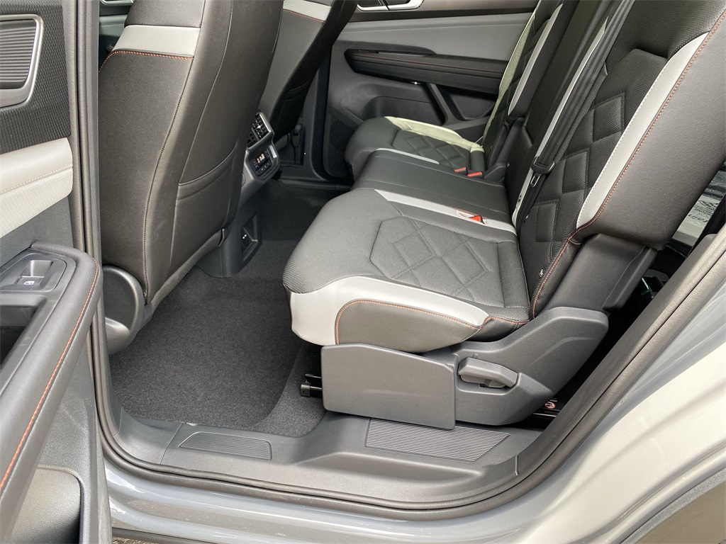 2025 Volkswagen Atlas Peak Edition SE photo 37