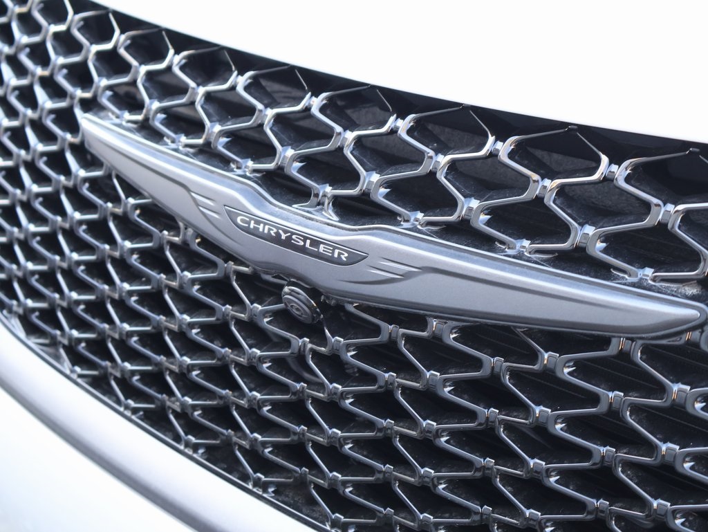 2026 Chrysler Pacifica photo 3