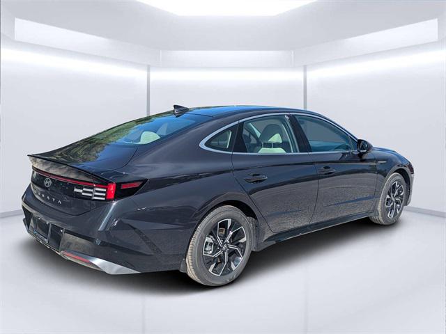 2025 Hyundai Sonata SEL photo 3