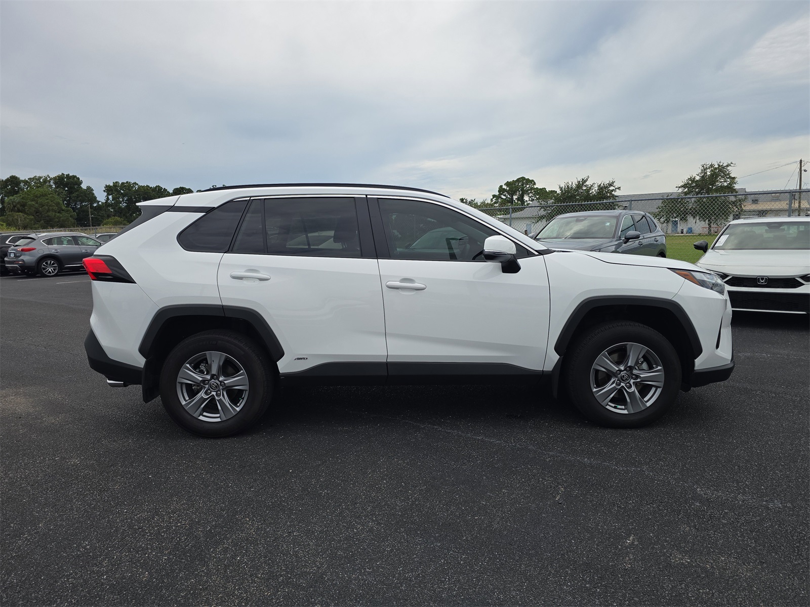 2024 Toyota RAV4 Hybrid XLE photo 2