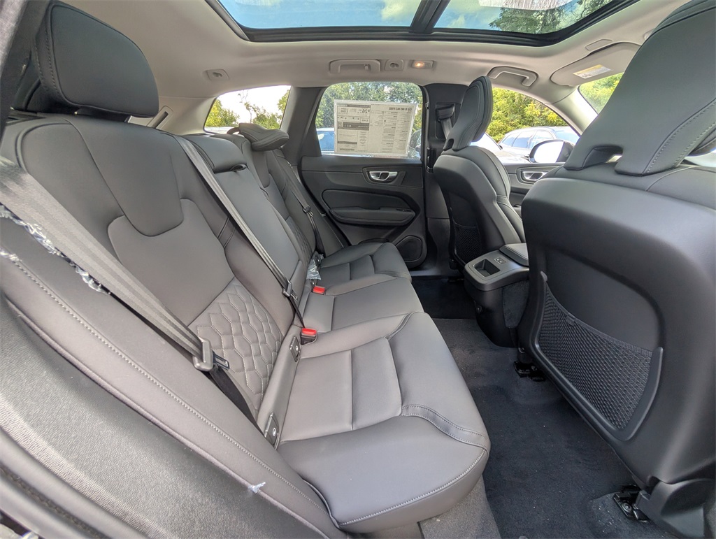 2026 Volvo XC60 B5 Plus photo 4