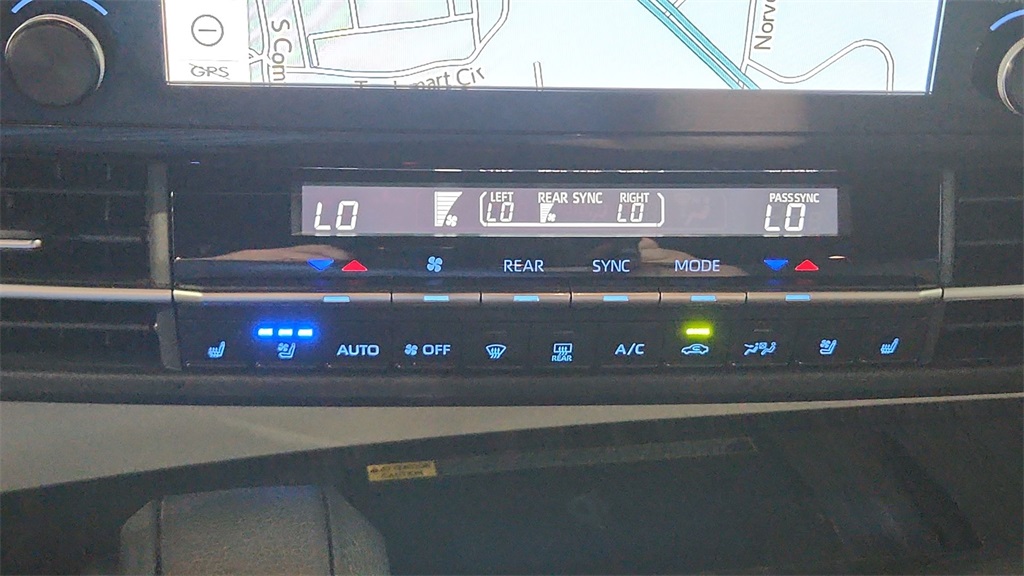 2023 Toyota Sienna Platinum photo 18