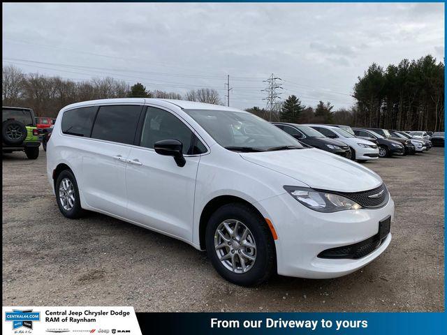 2026 Chrysler Voyager LX's photo