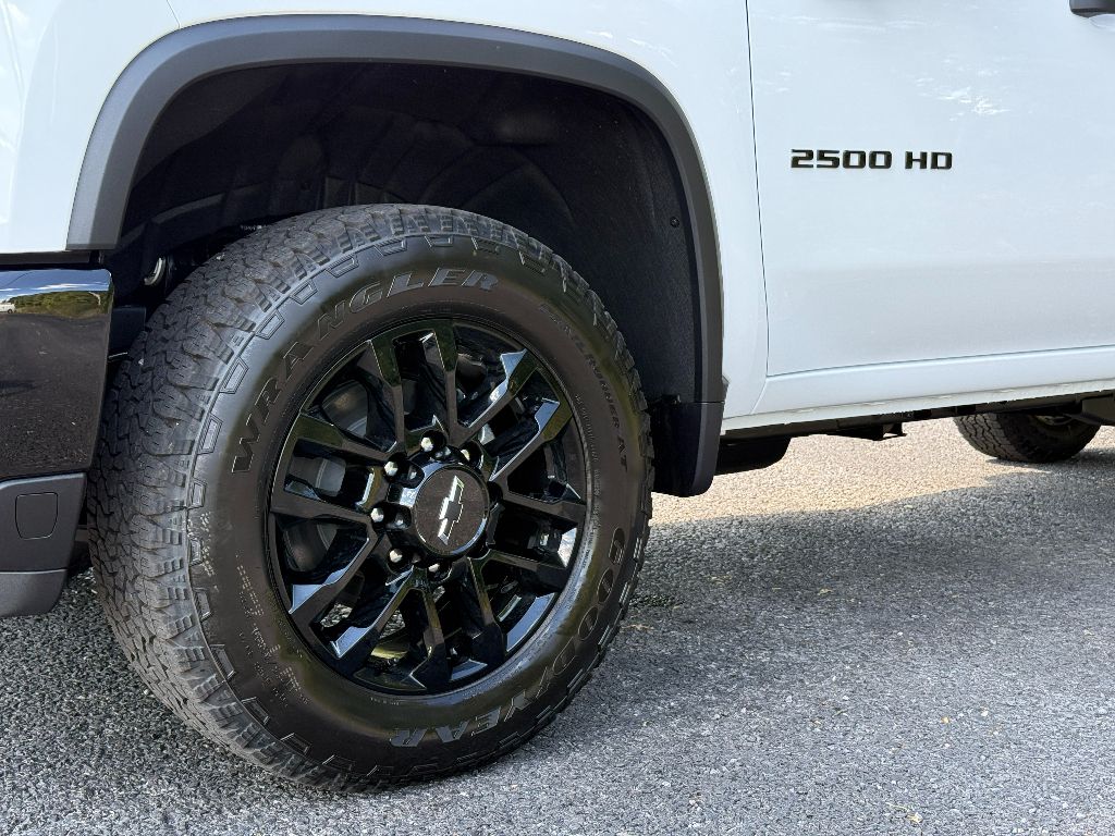 2025 Chevrolet Silverado 2500HD Custom photo 15