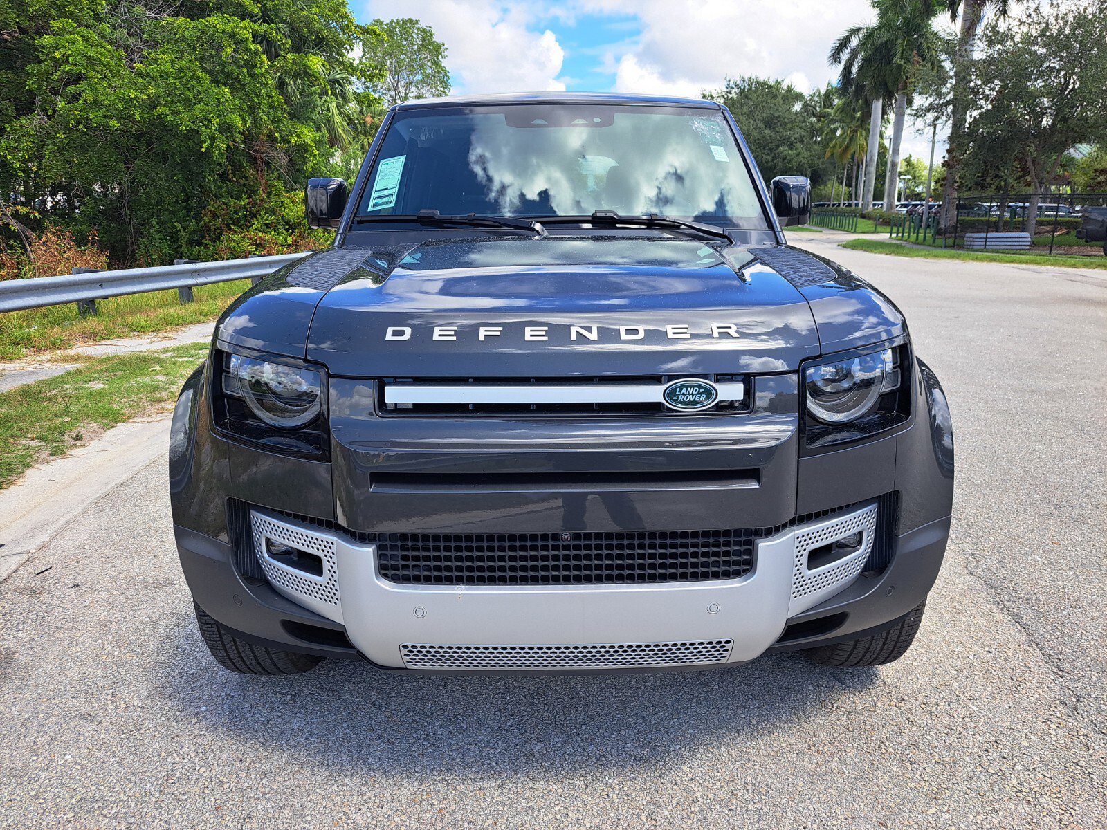 2025 Land Rover Defender SE photo 7