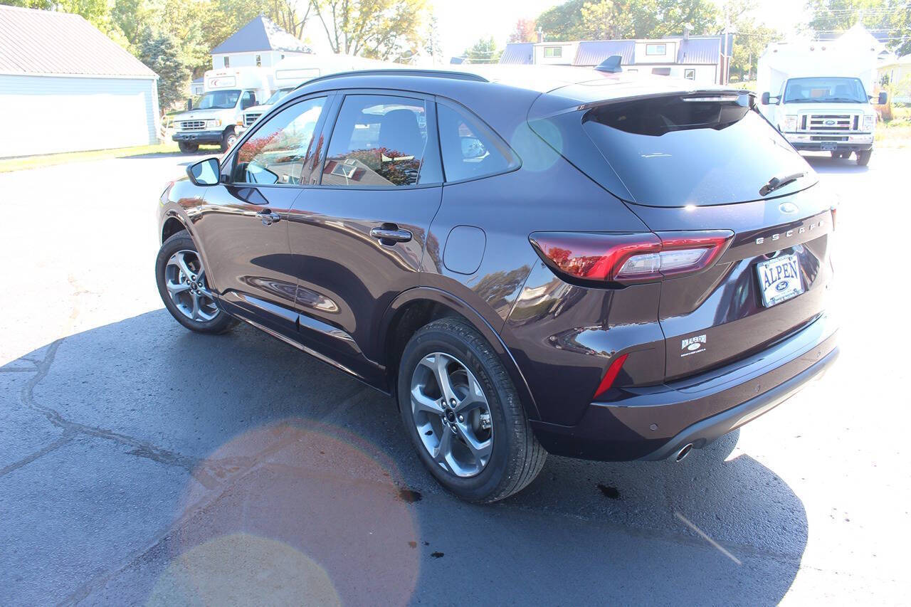 2023 Ford Escape ST-Line photo 2