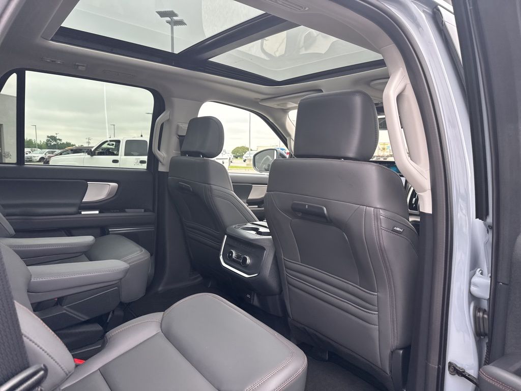 2025 Ford Expedition photo 21