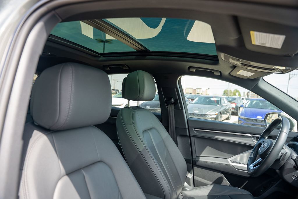 2024 Audi Q3 45 TFSI S line Premium photo 11