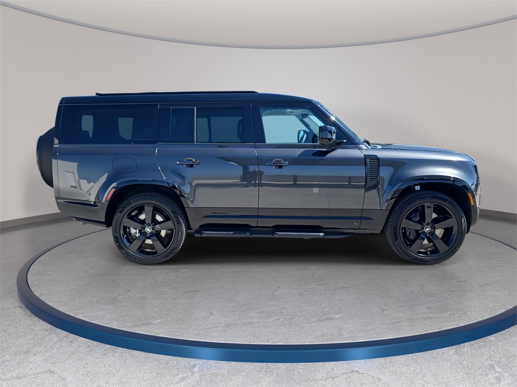 2025 Land Rover Defender 130 X-Dynamic SE photo 4