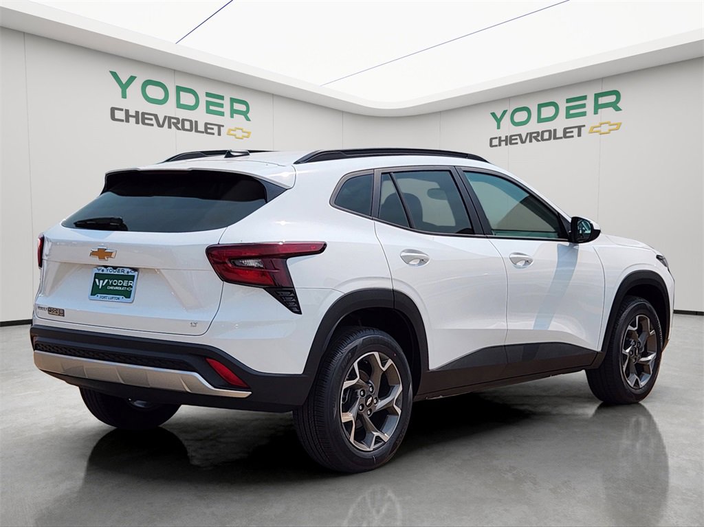 2025 Chevrolet Trax LT photo 2