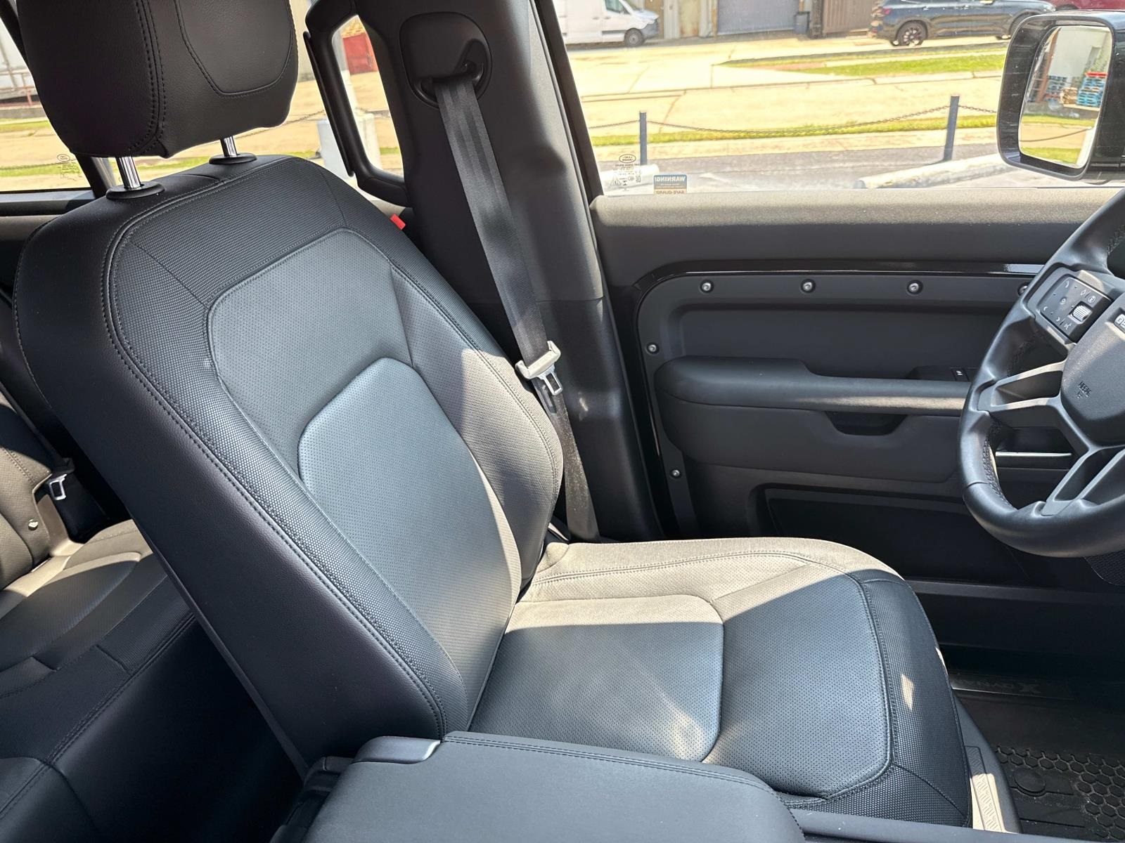 2024 Land Rover Defender 110 X-Dynamic SE photo 9