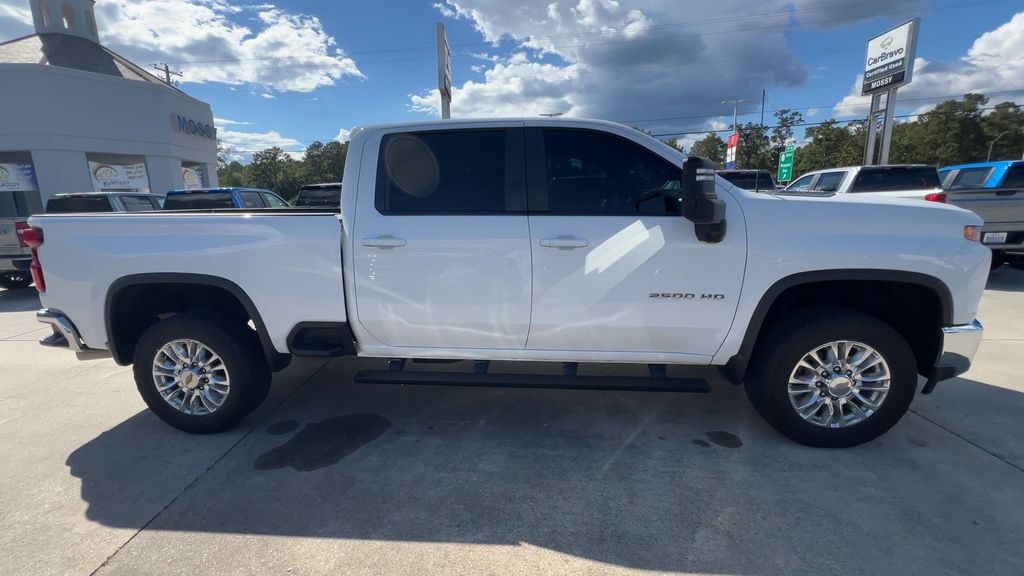 2022 Chevrolet Silverado 2500HD LT photo 2
