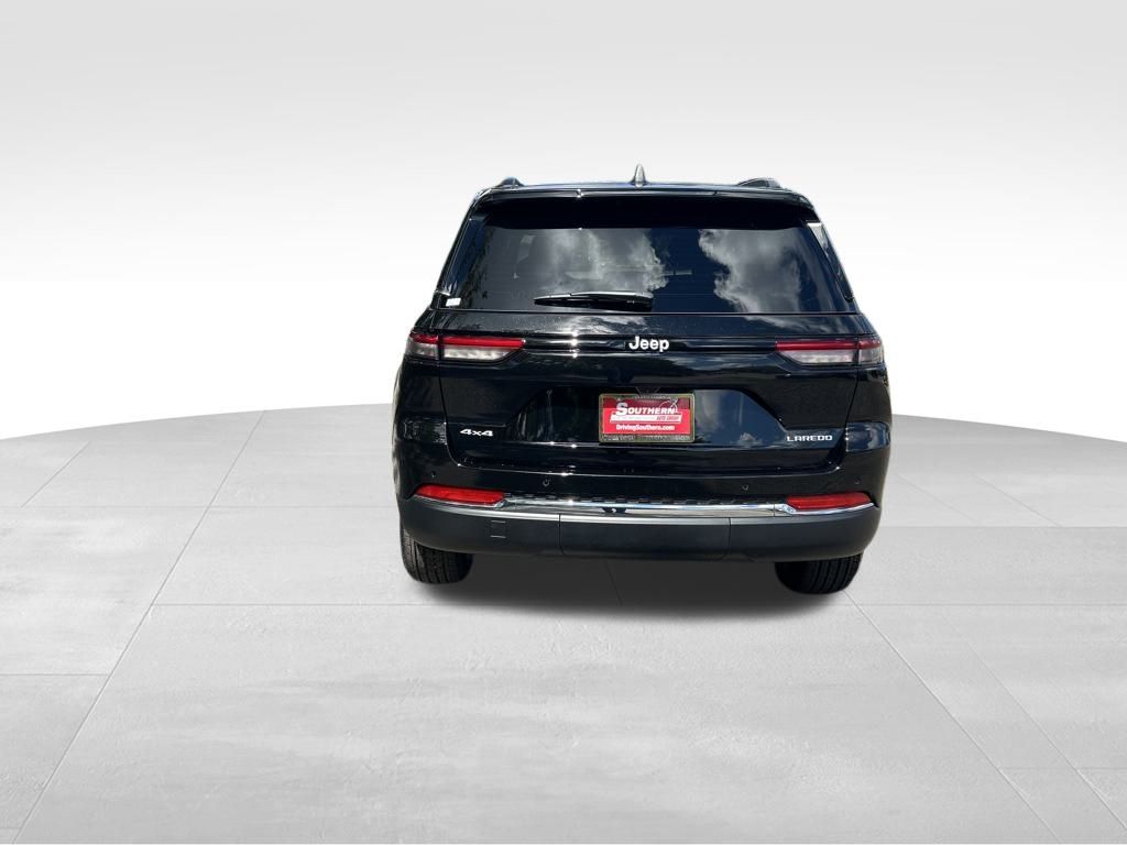 2025 Jeep Grand Cherokee Laredo photo 5