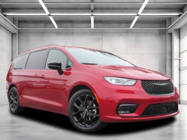 2026 Chrysler Pacifica Limited's photo