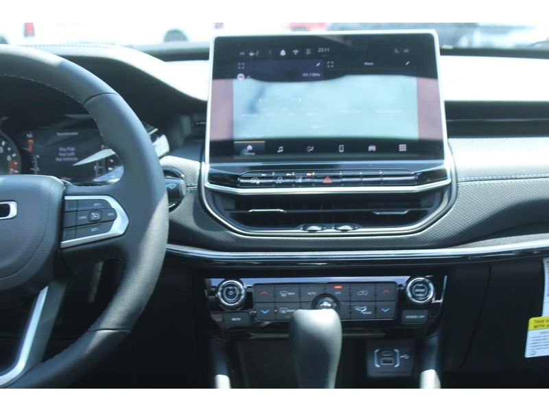 2025 Jeep Compass Latitude photo 4