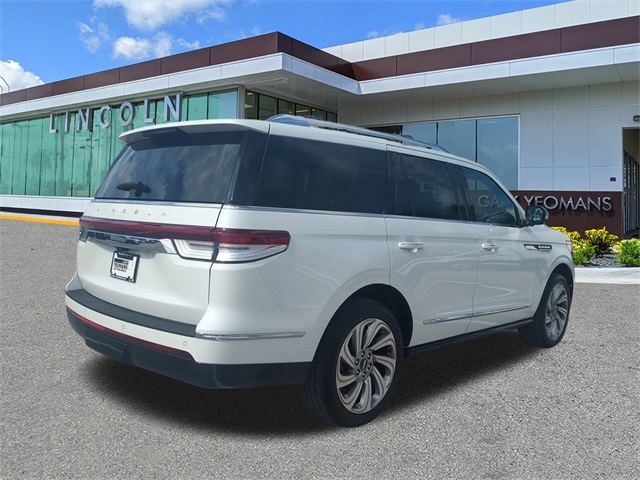 2023 Lincoln Navigator Standard photo 4
