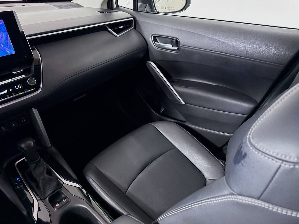 2023 Toyota Corolla Cross XLE photo 23